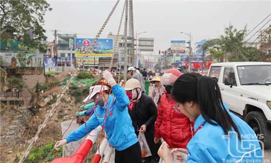 Ngày tiễn ông Công, ông Táo: Thả cá, không thả túi nilon