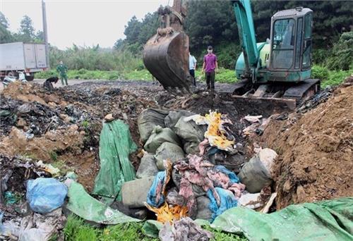 Tiêu hủy hơn 1,6 tấn nầm lợn nhập lậu, bốc mùi hôi thối