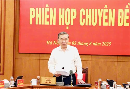 Xác định xây dựng, hoàn thiện thể chế, pháp luật là nhiệm vụ trọng tâm, xuyên suốt