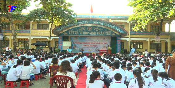 Tuyên truyền Luật giao thông đường bộ và phòng tránh xâm hại cho học sinh.