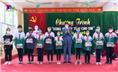 Đồng chí Bí thư Thành ủy Thái Nguyên trao tặng máy tính cho học sinh nghèo.