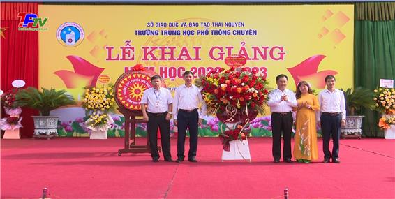 Đồng chí Chủ tịch UBND tỉnh và Chủ tịch UBND thành phố Thái Nguyên dự khai giảng tại trường THPT Chuyên Thái Nguyên.