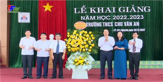 Lãnh đạo thành phố Thái Nguyên chúc mừng và dự lễ khai giảng năm học 2022 - 2023.
