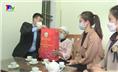 Đoàn đại biểu thành phố tặng quà một số gia đình chính sách, người có công tại phường Chùa Hang.