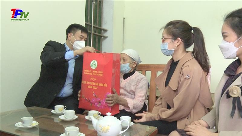 Đoàn đại biểu thành phố tặng quà một số gia đình chính sách, người có công tại phường Chùa Hang.