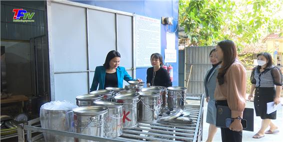 Lãnh đạo UBND thành phố kiểm tra đột xuất công tác vệ sinh an toàn thực phẩm tại một số đơn vị trường học.