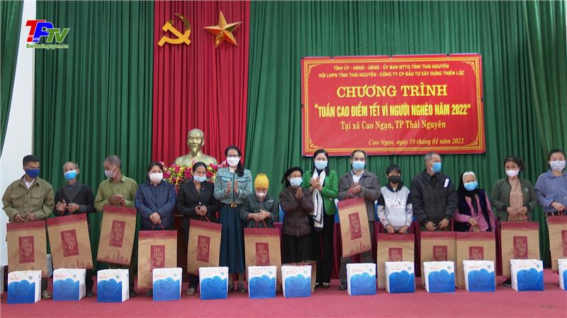 Tặng quà Tết cho 45 hộ nghèo tại xã Cao Ngạn, thành phố Thái Nguyên.