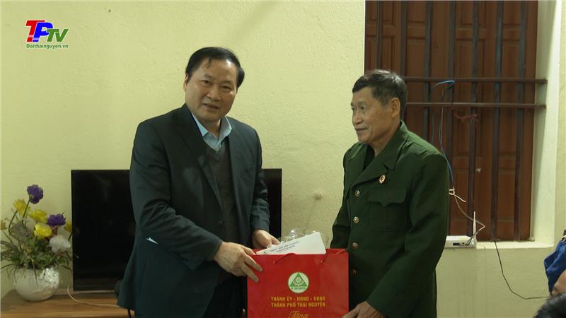 Tặng quà các gia đình chính sách, hộ nghèo, đảng viên trên 70 tuổi Đảng tại xã Cao Ngạn.