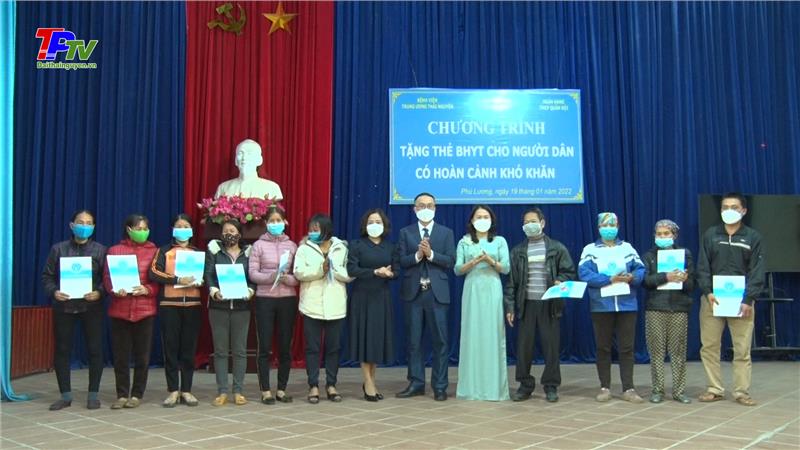 Trao tặng thẻ bảo hiểm y tế cho người nghèo tại xã Phủ Lý, huyện Phú Lương.