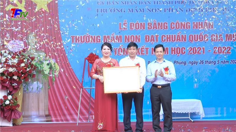 Trường mầm non Phan Đình Phùng đón Bằng công nhận trường đạt chuẩn quốc gia mức độ 2.