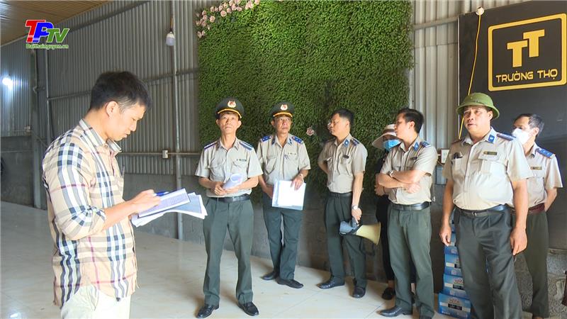Cưỡng chế thi hành án đối với bà Nguyễn Thị Loan, ông Vũ Văn Trường, tổ 10, phường Đồng Quang.