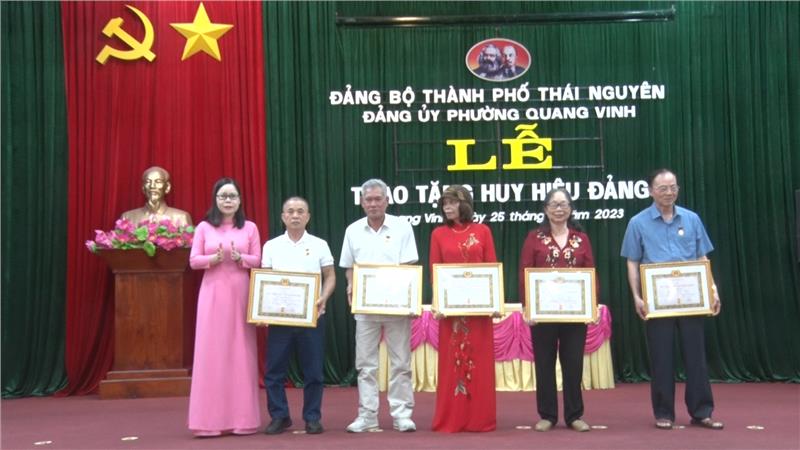Đảng bộ phường Quang Vinh trao huy hiệu Đảng đợt 19/5/2023.