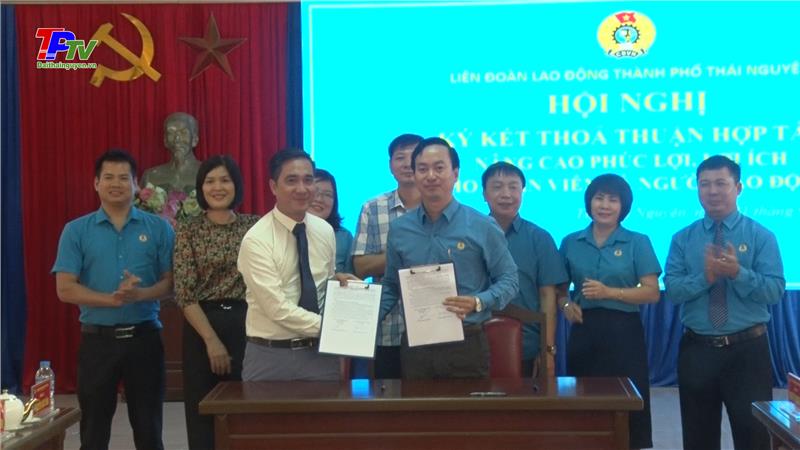 Ký kết chương trình thỏa thuận hợp tác nâng cao phúc lợi đoàn viên.