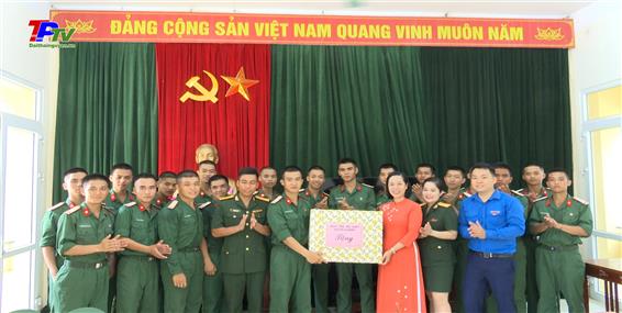 Lãnh đạo thành phố dự lễ tuyên thệ chiến sỹ mới tại Lữ đoàn Thông tin 601.
