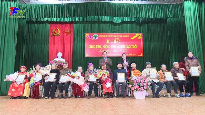 Phường Chùa Hang tổ chức chúc thọ mừng thọ cho 200 người cao tuổi.