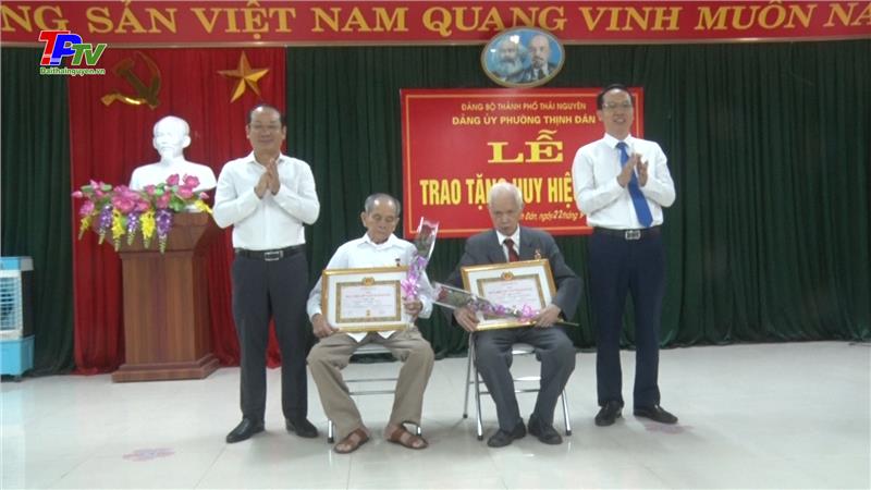 Đảng bộ phường Thịnh Đán trao Huy hiệu Đảng đợt 2/9/2023.