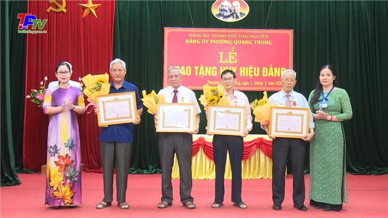 Đảng bộ phường Quang Trung trao tặng Huy hiệu Đảng đợt 19/05/2023.