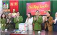 Đồng chí Phó Chủ tịch UBND thành phố Thái Nguyên thăm, tặng quà động viên các đơn vị trực giao thừa.