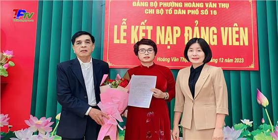 Chú trọng công tác tạo nguồn, phát triển đảng viên ở Đảng bộ phường Hoàng Văn Thụ.