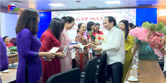 Công đoàn cơ quan khối Chính quyền thành phố Thái Nguyên: Gặp mặt nữ cán bộ lãnh đạo đương nhiệm nhân Ngày phụ nữ Việt Nam 20 - 10.