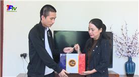 Thăm, tặng quà gia đình các nạn nhân bị tai nạn giao thông.