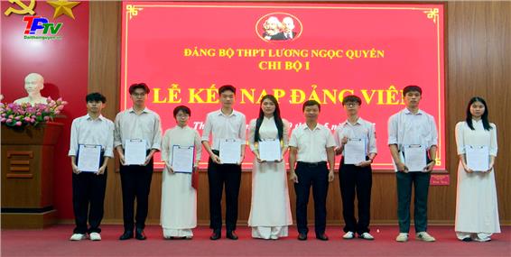 15 học sinh trường THPT Lương Ngọc Quyến được kết nạp Đảng.