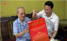 Đồng chí Bí thư Đảng uỷ, Chủ tịch UBND phường Phan Đình Phùng thăm, tặng quà Đảng viên từ 70 năm tuổi Đảng trở lên và gia đình người có công với Cách mạng