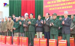 Đại tướng Phan Văn Giang tặng quà các gia đình chính sách, hộ nghèo phường Tân Thịnh và xã Linh Sơn.