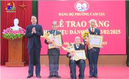 Đảng bộ phường Cam Giá: Trao tặng huy hiệu Đảng đợt 3/2.