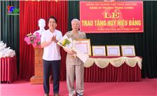 Đảng bộ phường Trưng Vương: 20 đảng viên được trao tặng Huy hiệu Đảng đợt 19/5