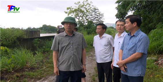 Đồng chí Bí thư Thành uỷ Thái Nguyên kiểm tra tình hình mưa lũ.