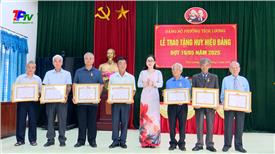 Đảng bộ phường Tích Lương: 11 đảng viên được trao tặng Huy hiệu Đảng đợt 19/5.