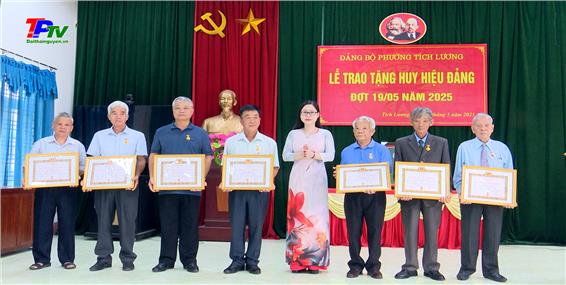 Đảng bộ phường Tích Lương: 11 đảng viên được trao tặng Huy hiệu Đảng đợt 19/5.