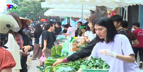 Khai mạc phiên chợ nông sản và livestream quảng bá sản phẩm hợp tác xã năm 2025