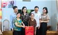 Lãnh đạo phường Phan Đình Phùng thăm, tặng quà gia đình người có công, đảng viên từ 70 năm tuổi Đảng trở lên.