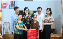 Lãnh đạo phường Phan Đình Phùng thăm, tặng quà gia đình người có công, đảng viên từ 70 năm tuổi Đảng trở lên.