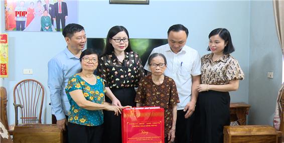 Lãnh đạo phường Phan Đình Phùng thăm, tặng quà gia đình người có công, đảng viên từ 70 năm tuổi Đảng trở lên.