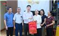 Đồng chí Chủ tịch Uỷ ban MTTQ phường Phan Đình Phùng thăm, tặng quà Đảng viên 70 năm tuổi Đảng trở lên và gia đình người có công với Cách mạng