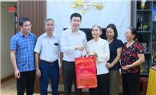 Đồng chí Chủ tịch Uỷ ban MTTQ phường Phan Đình Phùng thăm, tặng quà Đảng viên 70 năm tuổi Đảng trở lên và gia đình người có công với Cách mạng