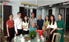 Lãnh đạo phường Phan Đình Phùng thăm, tặng quà gia đình người có công, đảng viên cao tuổi nhân Đại hội đại biểu Đảng bộ phường lần thứ I, nhiệm kỳ 2025-2030.