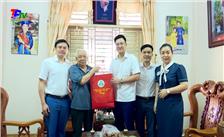 Lãnh đạo TP Thái Nguyên: Thăm, tặng quà cựu chiến binh tham gia Chiến dịch Hồ Chí Minh.