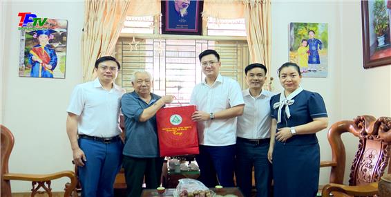 Lãnh đạo TP Thái Nguyên: Thăm, tặng quà cựu chiến binh tham gia Chiến dịch Hồ Chí Minh.