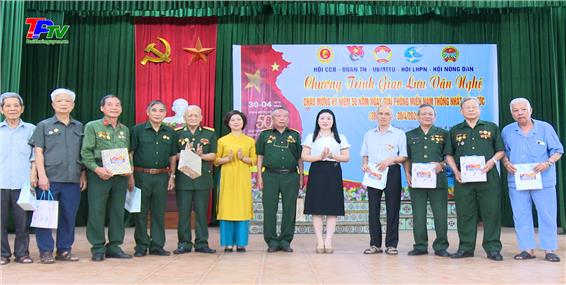 Phường Chùa Hang: Giao lưu văn nghệ chào mừng kỷ niệm 50 năm giải phóng Miền nam thống nhất đất nước.
