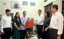 Lãnh đạo phường Phan Đình Phùng: Thăm, tặng quà các gia đình chính sách nhân kỷ niệm 78 năm Ngày Thương binh – Liệt sỹ