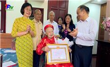 Thường trực Thành ủy Thái Nguyên: Trao tặng Huy hiệu 80 năm tuổi Đảng cho đảng viên Lương Ngọc Lâm.