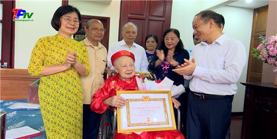 Thường trực Thành ủy Thái Nguyên: Trao tặng Huy hiệu 80 năm tuổi Đảng cho đảng viên Lương Ngọc Lâm.
