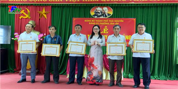 Đảng uỷ phường Tân Lập trao tặng Huy hiệu Đảng đợt 19/5.