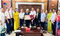 Đồng chí Phó Bí thư thường trực Thành ủy: Trao tặng Huy hiệu 80 năm tuổi Đảng cho đảng viên Nguyễn Văn Nhỡ.