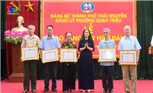 Đảng ủy phường Quan Triều: Trao Huy hiệu Đảng đợt 19/5.