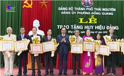 Đảng bộ phường Đồng Quang: 33 đảng viên được trao tặng Huy hiệu Đảng đợt 03/02/2025.